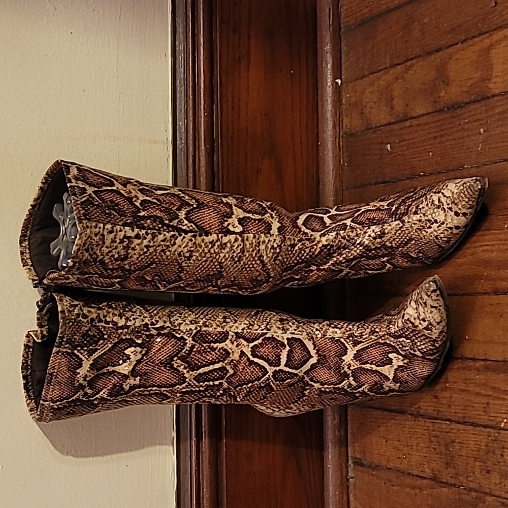 Bebe boots size 6 1/2 fabric  imitation sneak leather . See the pictures please.